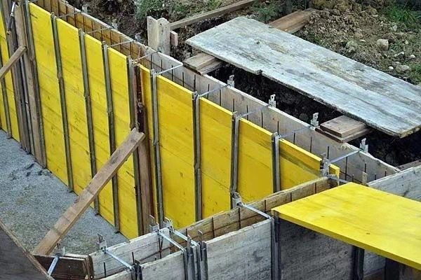具体的な型枠のためのフェノールの接着剤が付いている 3 つの層黄色シャッター合板